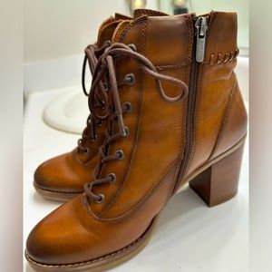 Pikolinos size 40 brown leather, side zipper, front lace up, ankle booties.